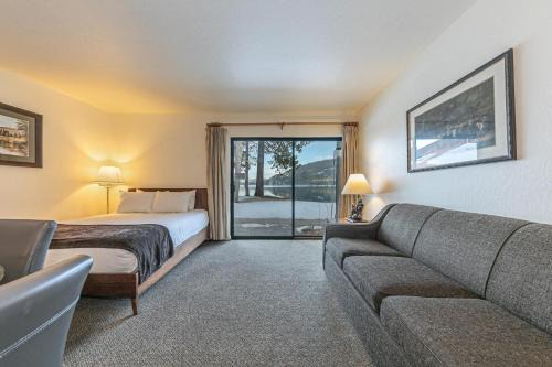Cozy King Studio w/Lake View #145 at Donner Lake Village
