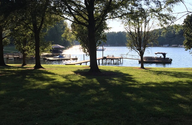 Cozy Lake House! Large Yard! Sleeps 8! Boating options available on site!