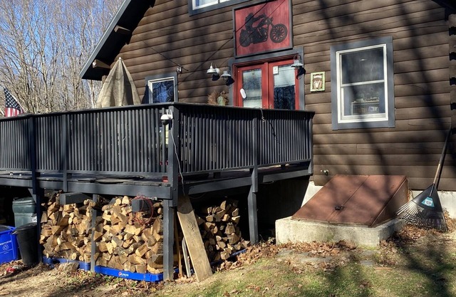 Cozy log cabin home. 5 minutes to the beach, pet and family friendly home.