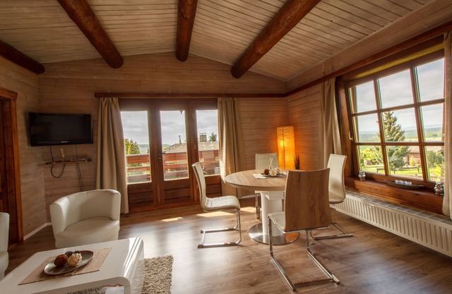 Cozy log cabin with 2 apartments on a slope in a quiet location