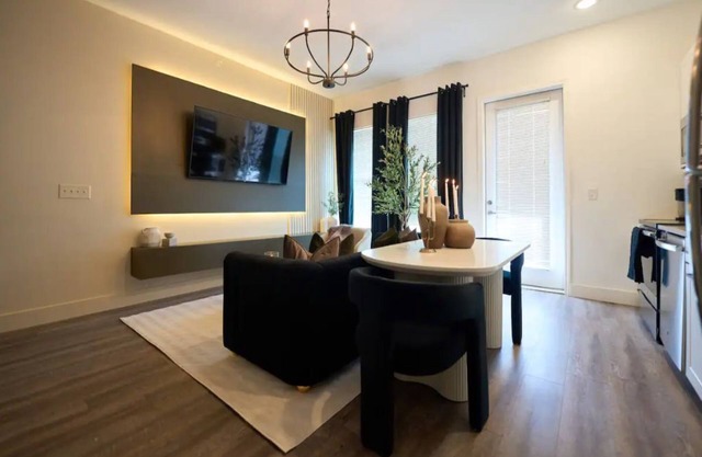 Cozy Luxe Mercedes-Benz Retreat…6 Min Walk to stadium+Arena!