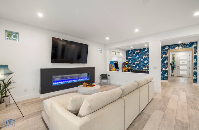 Cozy Modern 5bd 3.5ba Home,15mins to Airport,20mins to the strip,Pool & Jacuzzi!