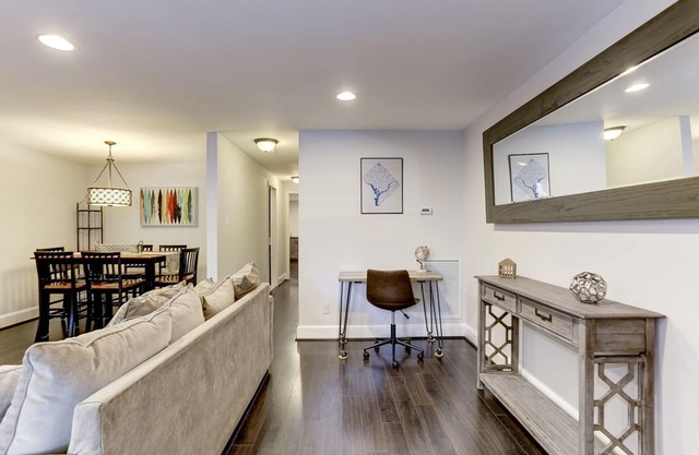 Cozy Modern Capitol Hill apartment, 2 blocks to Metro, Walk to Attractions
