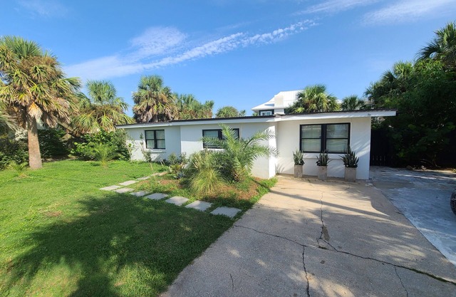 Cozy, Modern House-quick walk to the beach! NO STAIRS TO CLIMB