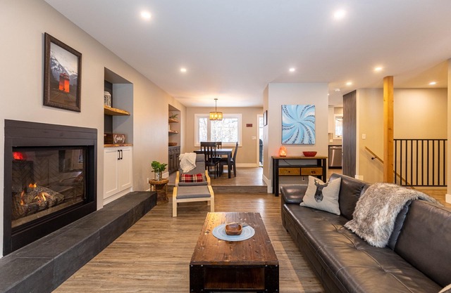 Cozy mountain home with hot tub, backing onto trails and the river(pet-friendly)