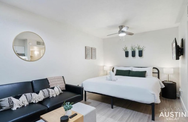 Cozy Newly Renovated King Sofa Bed and Smart TV
