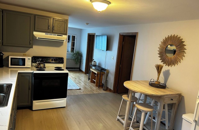Cozy One-Bedroom Retreat with Mountain Views in charming Clarendon