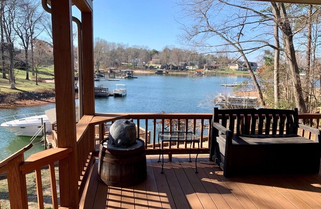 Cozy Peaceful Lake house on Lake Norman w/boat parking Great back porch Sunsets!