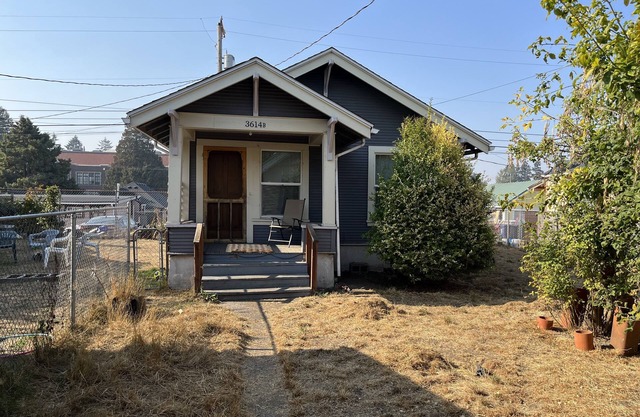 Cozy pet friendly cottage nestled a quiet backyard.