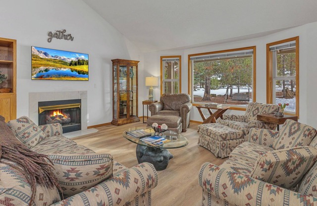 Cozy, pets 3bed 3 bath AC HT outside seating, great deck space, new floors!