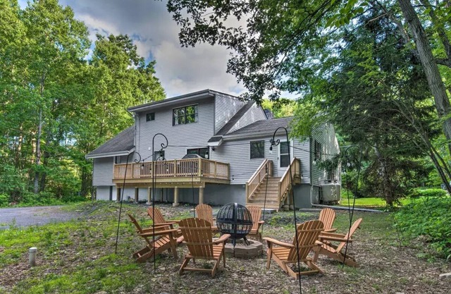 Cozy Poconos home with Hot Tub, Fire pit and Minutes from top Ski Resorts!