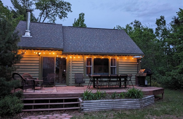 Cozy Private Lake Cottage 3-bedroom in the Northwoods with AC, Wi-Fi