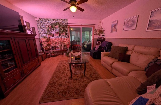 Cozy Private Room, Very close to Hospital, College & University, Free Parking.