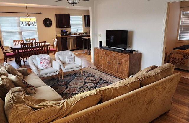 Cozy, quiet, comfortable 3br house, across from the Laurel High School.