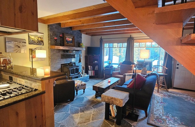 Cozy railroad-inspired cabin near top ski resorts – the perfect mountain escape!