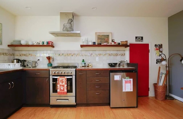 Cozy Renovated Bay View Apt in Oakland w/Parking