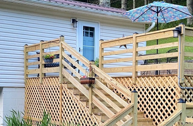 Cozy respite minutes from our "artsy" town, hiking trails or canoeing/rafting.