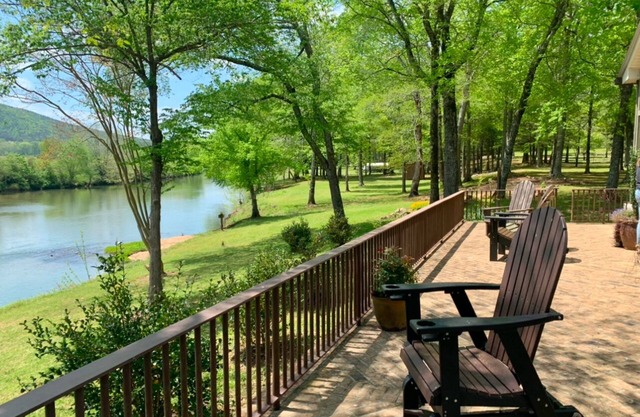 Cozy Retreat on the Waters Edge of Terrapin Creek