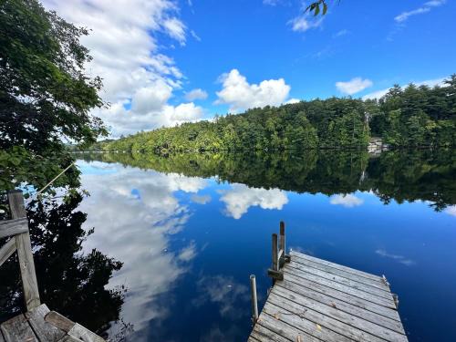 Cozy Riverfront Cottage with dock close to Lake George