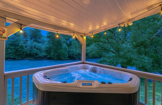 Cozy riverside cabin, hottub, fire-pit, fishing, tubing, relaxing