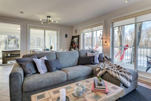 Cozy Riverside Cottage Escape with SPA, Pool Table and Dock Access