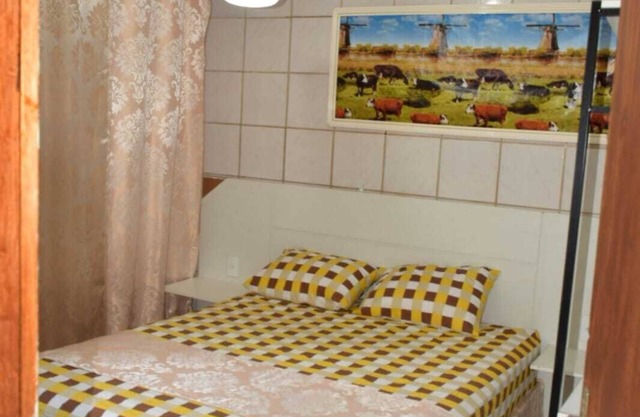 Cozy room, with TV access to over 400 channels from around the world. Nice place