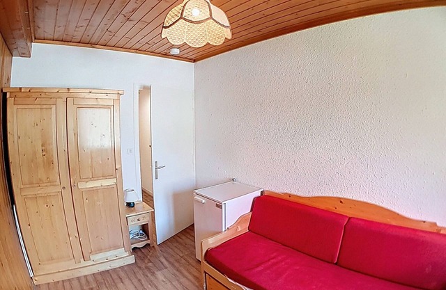 Cozy Room Near Center, 5-Min Walk to Slopes, Ski Storage