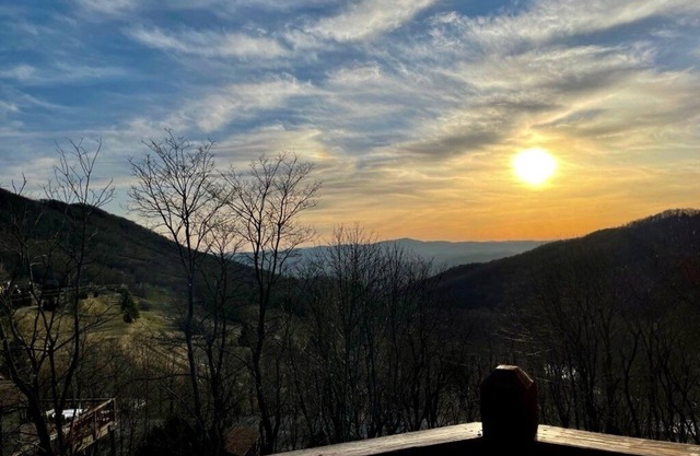 Cozy round house with serene mountain view