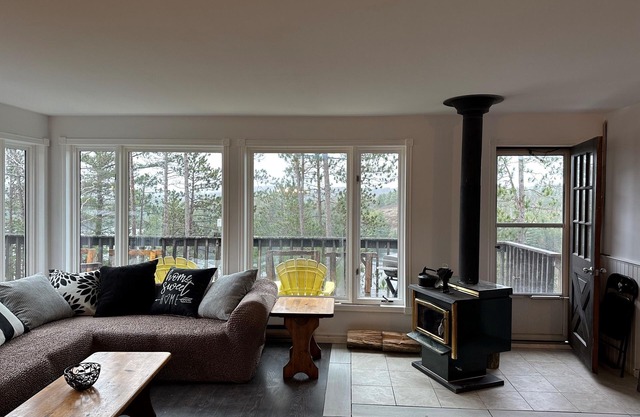 Cozy Rustic Clost Lane Near Calabogie, ON