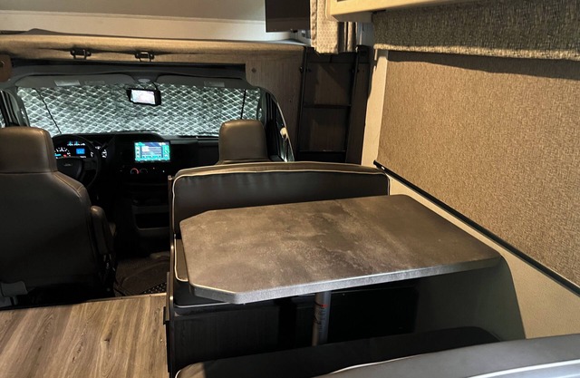 Cozy RV in fabulous McEwen with AC, WiFi
