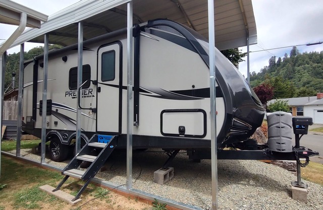 Cozy RV in Quaint Klamath with AC, WiFi, DISH network, fully hooked up.