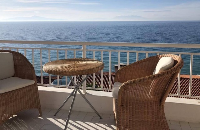 Cozy Seaview Apartment