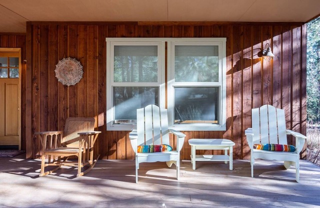 Cozy Ski Retreat Bend Oregon - Hot Tub, Wi-Fi, trail access