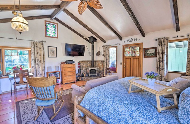 Cozy 'Story Book Barn Cottage' w/Scenic View