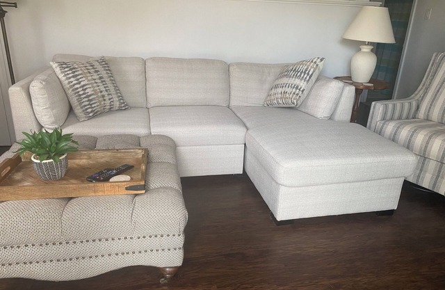 Cozy studio, immaculate, country setting with hot tub.