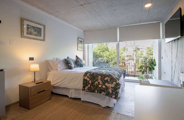 Cozy Studio La Reina Steps from the Mall!