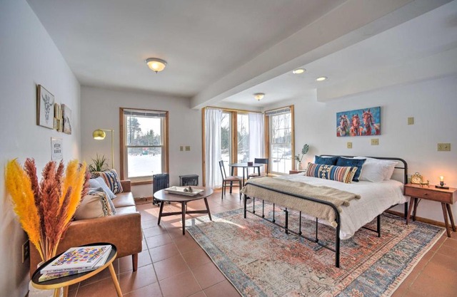 Cozy Studio on Secluded 55 Acres with Fire Pit!