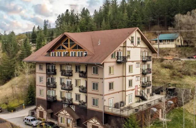 Cozy studio with full kitchen in quiet building