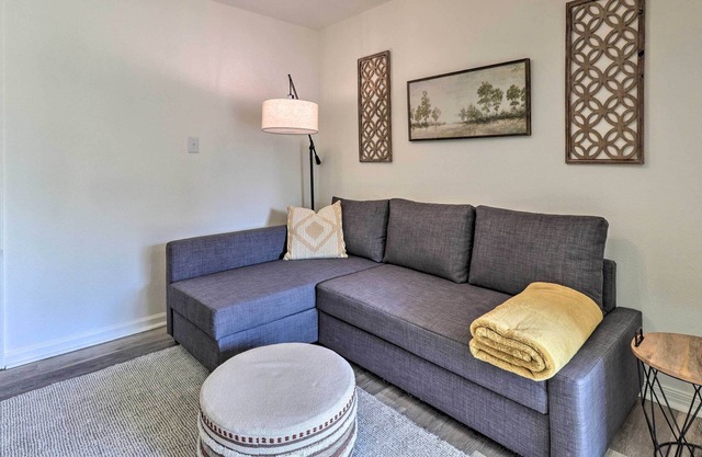 Cozy Temple Cottage w/ Private Backyard!