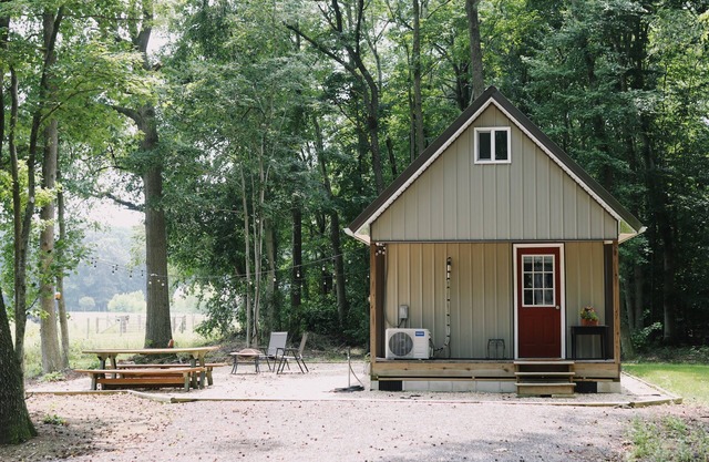 Cozy tiny cabin with sunrise view! Short drive to beaches and turf.