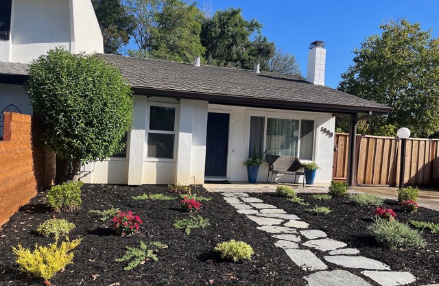 Cozy townhome with backyard retreat! Minutes to wineries and downtown.