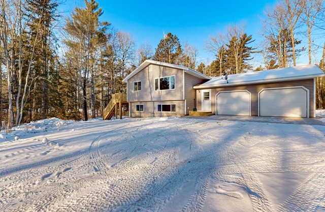 Cozy tree-lined home located near town, lakes, walking & bike trails, w/firepit