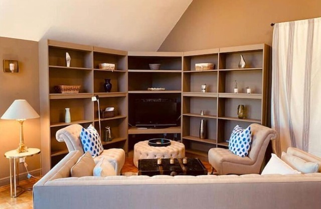 Cozy treehouse cabin with airstrip & downtown view