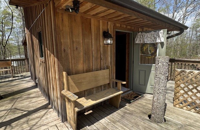 Cozy Treehouse in Walland. Queen bed, walk in shower, privacy, hot tub!