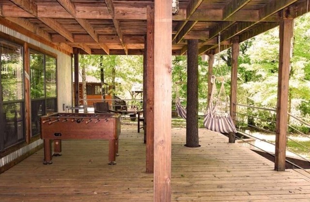 Cozy Treehouse Retreat-1 Bedroom and a loft. Your get away among the trees.