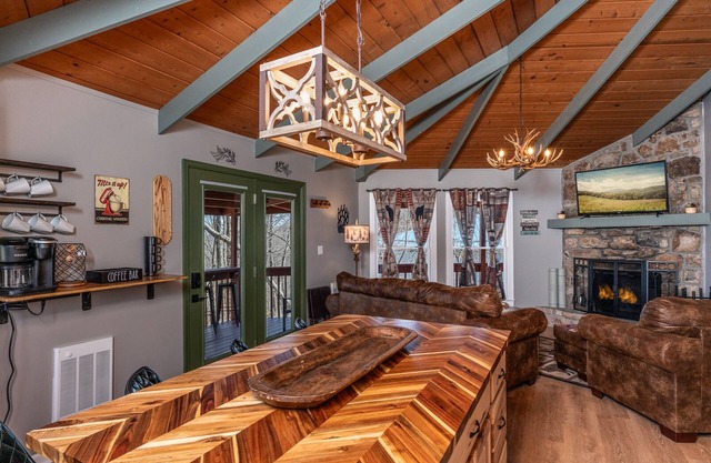 Cozy Treehouse steps from Beech Mtn ski resort, Restaurants, Trails and Fishing!