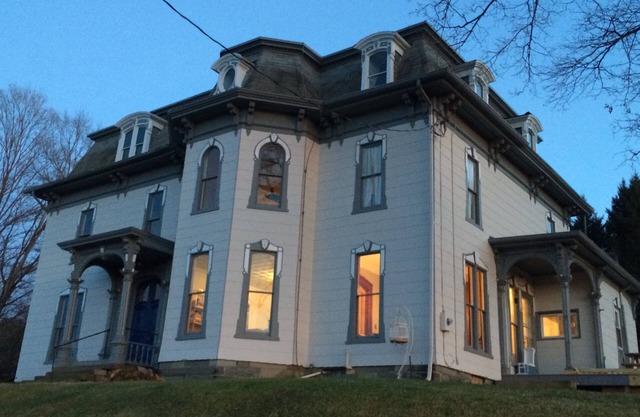 Cozy Victorian Mansion with room for your whole family