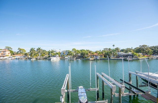 Cozy Waterfront Condo | Patio & Beach Access