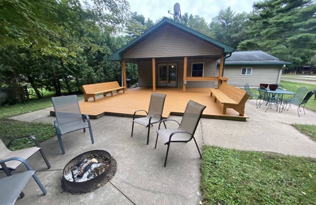 Cozy Wisconsin home a block off Lake Arbutus.