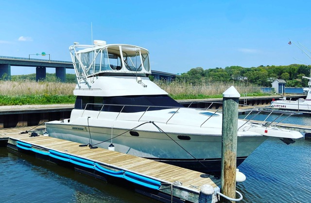 Cozy Yacht with Marina Views
